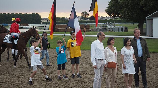 Kurz vor dem Pferderennen der Partnerstädte. Von rechts: Überlingens Oberbürgermeister Jan Zeitler, Huang Nguyen (stellvertretende ...
