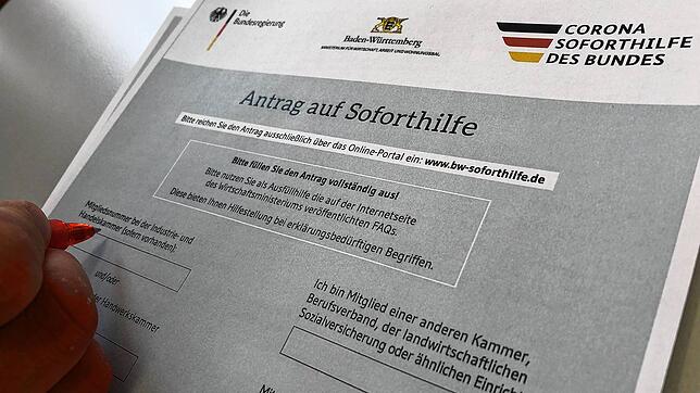 Ein Antragsformular für Corona-Soforthilfen (Archivbild). Mehr als 40.000 Unternehmen und Selbstständige in Baden-Württemberg haben ...