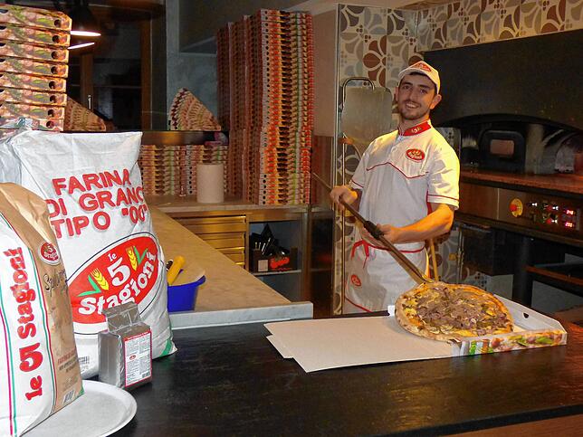Im harten Lockdown müssen die Gastronomien auf ihren Take-away-Service setzen. In der Pizzeria Lamm in Markdorf holt gerade Daniel Ruben ...