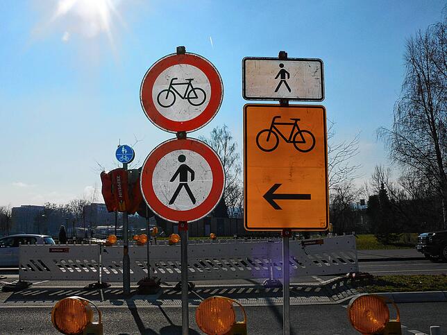Das Umleitungsschild zeigt Richtung Petershausen – und so ist es auch gedacht: Radfahrer müssen hier einen Umweg in Kauf nehmen. ...