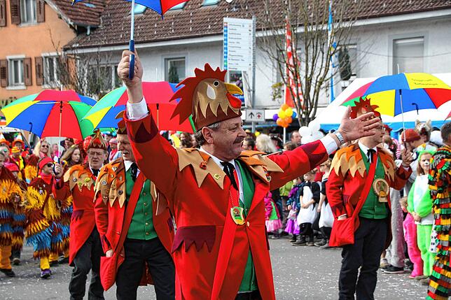 Der Elferrat der Güggelzunft Bettmaringen beim Umzug am Fasnachtsmontag in Stühlingen. Die Zunft richtet das 35. Narrentreffen der ...