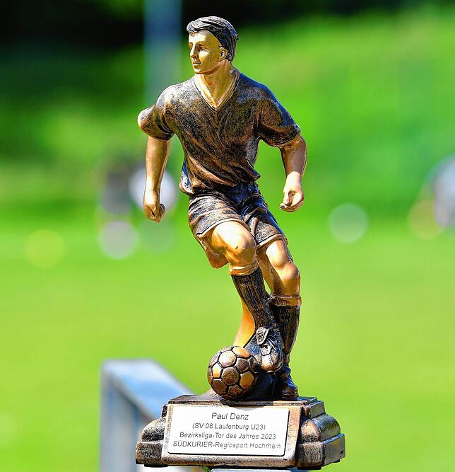 Da ist das Ding: Der Pokal für das Bezirksliga-Tor des Jahres 2023 ging an Paul Denz vom SV 08 Laufenburg U23.