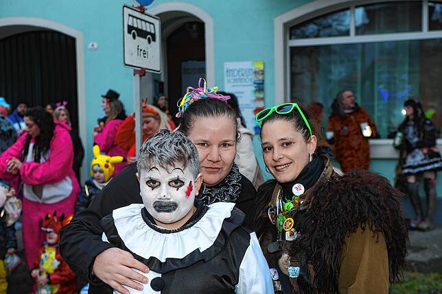 Bild 42: In Petershausen steht der Narrenbaum! Alle Fotos vom Freitagabend