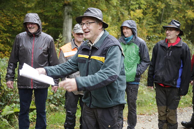 Gute Laune trotz miserabler Wetterverhältnisse: Der Leiter des Forstreviers, Thomas Hertrich, schildert, warum der 1050 Hektar ...