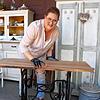 Sie verleiht alten Möbeln wieder ein neues Aussehen: Ulrike Diekmann bei der Arbeit.