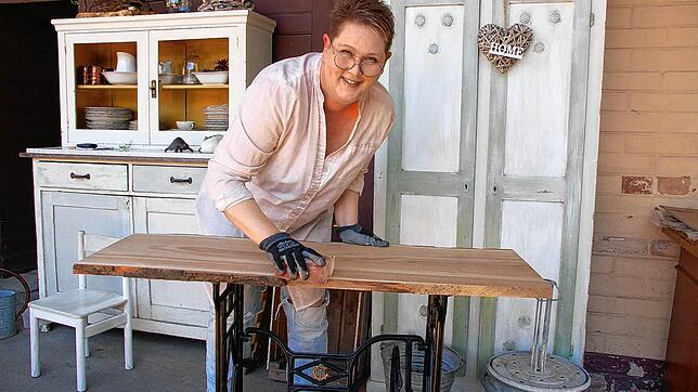 Sie verleiht alten Möbeln wieder ein neues Aussehen: Ulrike Diekmann bei der Arbeit.