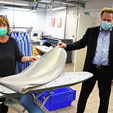 Ulrike Schmidt und Ralf Rosbach vom Bügelservice des Integrationsbetriebs Indigo hoffen auf Unterstützung für den Kauf von ...