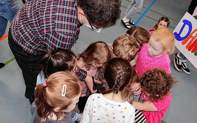 Fotograf Roland Sigwart zeigt den neugierigen Kindern gerne die kurz zuvor gemachten Aufnahmen auf seiner Kamera.