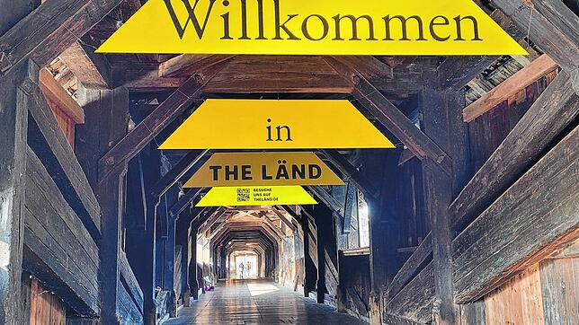 Die Plakate der &bdquo;The-Länd&ldquo;-Kampagne des Staatsministeriums auf der Holzbrücke in Bad Säckingen. Die Landesregierung will ...