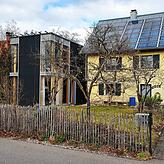 Im Sonnentauweg findet sich alte Bausubstanz mit einem modernen Anbau.