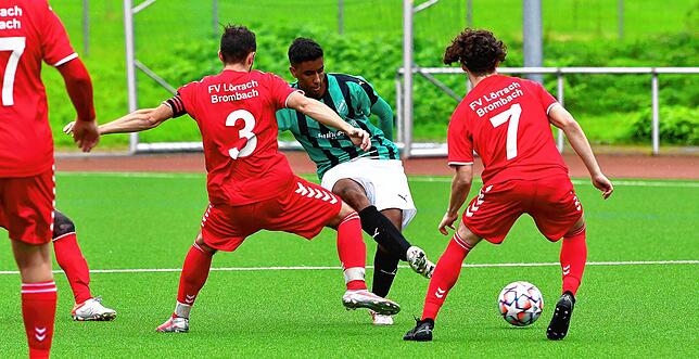 Revanche: Akeem Gerspacher (Mitte) und der FC Zell kassierten im Herbst eine peinliche 2:5-Heimpleite gegen die U23 des FV Lörrach-Brombach.