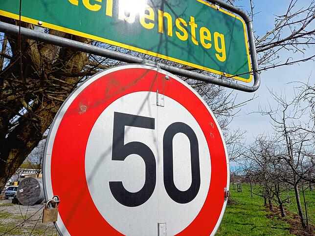Wer genau hinschaut, sieht das Vorhängeschloss links am Schild: Es kann aufgeklappt werden. In den Sommermonaten gilt dann Tempo 20 am ...
