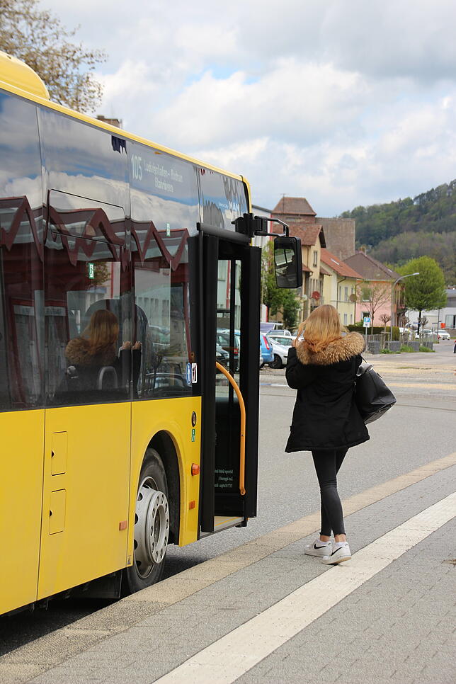 Eine Frau steigt am Busbahnhof in einen Bus ein. (Archivbild)