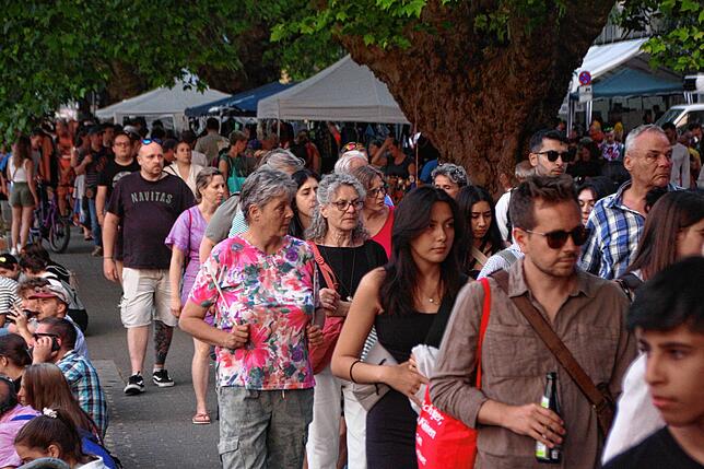 Bild 9: Run auf den großen Flohmarkt mit mehr als 1000 Ständen in Konstanz
