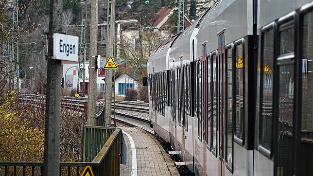 Ein Seehas-Zug am Bahnhof Engen. Zwischen Engen und Singen bremst ein Baum derzeit die Züge aus. Das Archivbild stammt von 2021.