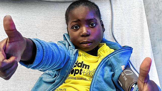 Trotz der schweren Krankheit immer noch Daumen hoch: Der kleine Daniel hat monatelang in Rottweil und Tübingen gegen seinen Tumor ...