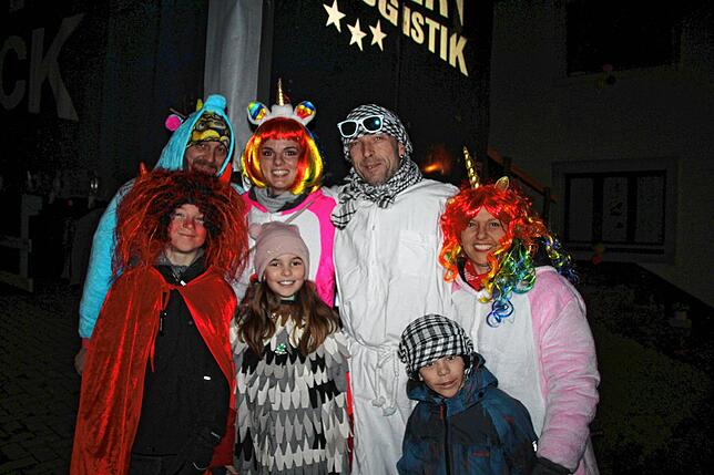 Bunt verkleidet kamen die Besucher zum Nachtumzug des 35. Narrentreffens der Narrenvereinigung Schlüchttal mit der Güggelzunft ...