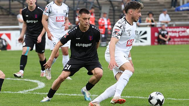 Angelo Rinaldi (rechts) spielt auch kommende Saison für den FC 08 Villingen.