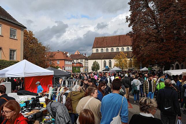 Bild 26: Konstanz – Altstadt-Flohmarkt auf dem Stephansplatz: Hier stöbern und feilschen die Konstanzer