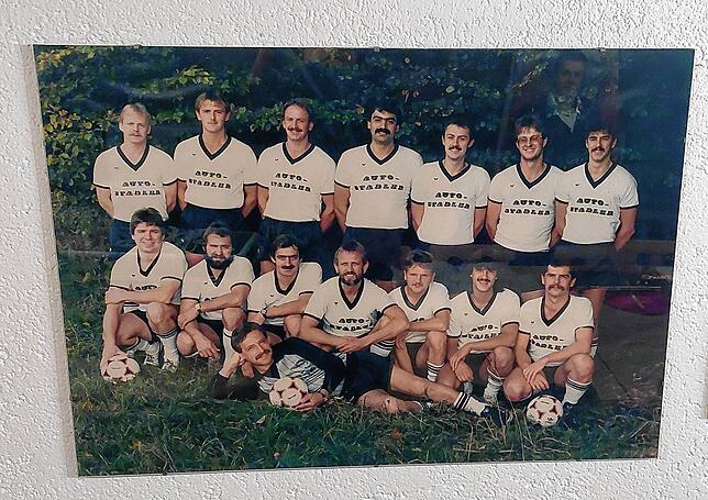 Mit der Aufstellung einer Mannschaft für ein Grümpelturnier begann im Jahr 1974 die Geschichte von Ajax Rast. Alfred Weiß ist der Vierte ...