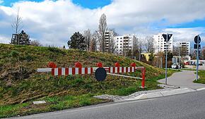 Das Symbolfoto zeigt eine geöffnete Schranke an der Auffahrt zur B31 am Burgberg bei Überlingen. Ein Wohnmobil-Fahrer hat vermutlich ...