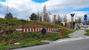 Das Symbolfoto zeigt eine geöffnete Schranke an der Auffahrt zur B31 am Burgberg bei Überlingen. Ein Wohnmobil-Fahrer hat vermutlich ...