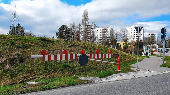 Das Symbolfoto zeigt eine geöffnete Schranke an der Auffahrt zur B31 am Burgberg bei Überlingen. Ein Wohnmobil-Fahrer hat vermutlich ...