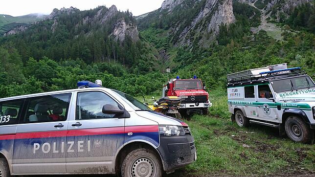 Vor den Augen seiner Wandergruppe ist ein Deutscher in Österreich in den Tod gestürzt. (Symbolbild)