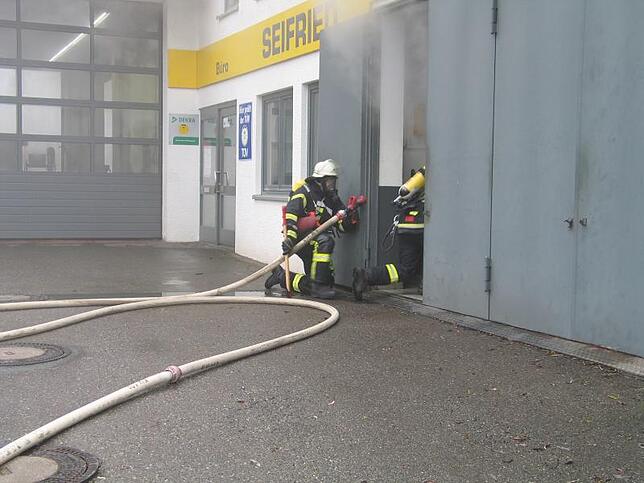 Ein Atemschutztrupp geht in das Gebäude.