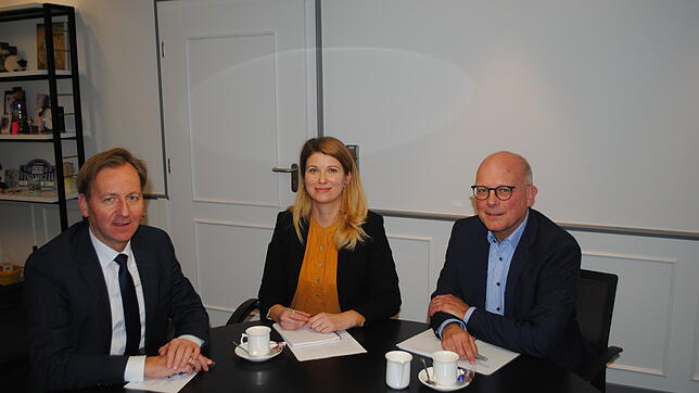 Der Waldshut-Tiengener Oberbürgermeister Philipp Frank im Gespräch mit Redakteurin Juliane Schlichter und Redaktionsleiter Kai Oldenburg.