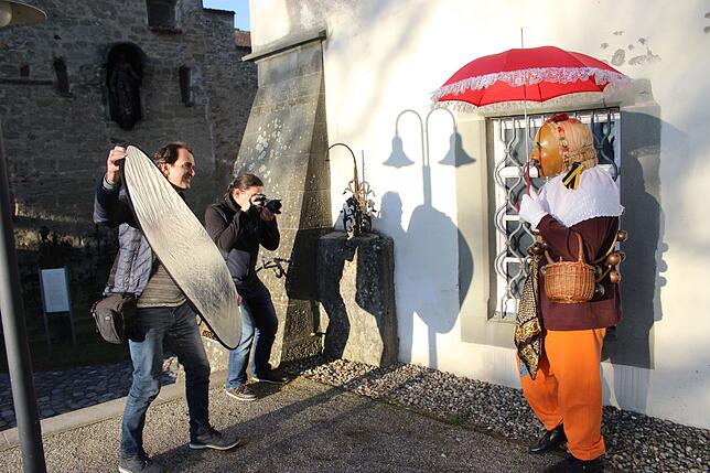 Jürgen Gundelsweiler und Werner Eckert fotografieren im Museumsgarten einen Oberndorfer Hansel.