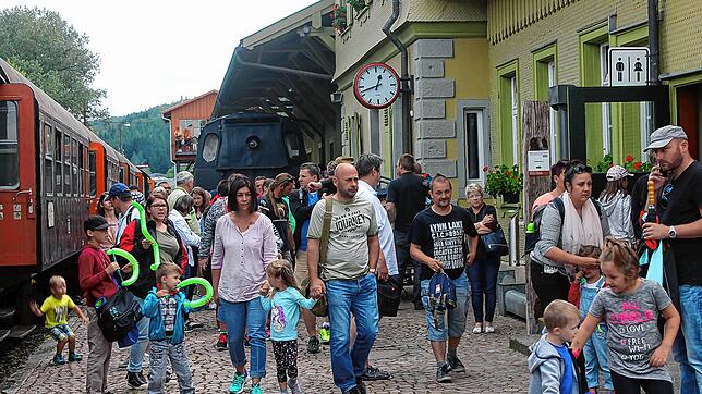 blux 08 Sauschwänzlebahn Auf regen Zulauf wie hier beim Kindertag der Sauschwänzlebahn hofen die Bahnbetriebe Blumberg auch für die sieben Adventsfahrten, die ...