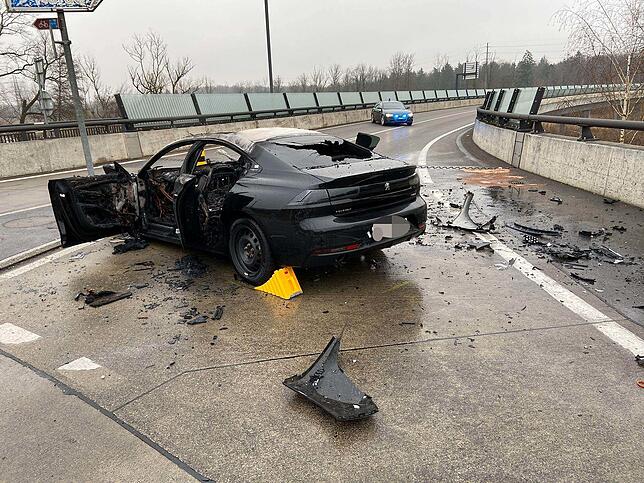 Bei Küttigen hatte ein Kanadier sein Auto total zerlegt, bevor es ausbrannte.