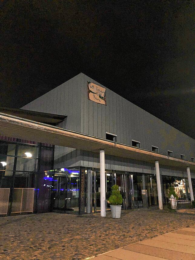Auch an der Neuen Tonhalle wurde ein Banner angebracht, darauf steht: „Fällt Entscheidungen, keine Bäume“.