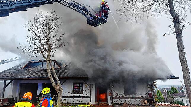 Mit zwei Drehleitern rückte die Feuerwehr dem Brand zu Leibe.