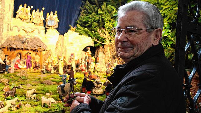 Hubert Regenscheit hat für jede Figur einen ganz besonderen Platz in der Krippe.