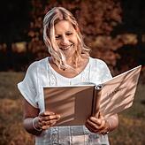 Melanie Mroncz bei einer Hochzeitsrede – für die Vorbereitung und Gespräche mit dem Paar und dessen Umfeld nimmt sie sich viel Zeit.