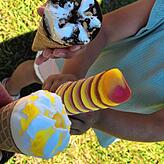 Das Eis essen gehört im Schwimmbad einfach zum Spaß dazu.