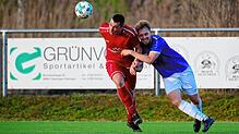 Ordentlich dagegen halten musste die SG Reichenau (David Blum, links), ehe der 2:1-Erfolg über die Spfr Owingen-Billafingen geschafft war.