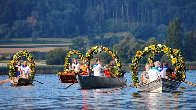 Blickfang auf dem See: Mit bunt geschmückten Ruderbooten fahren die Mooser Pilger am Morgen über den See.