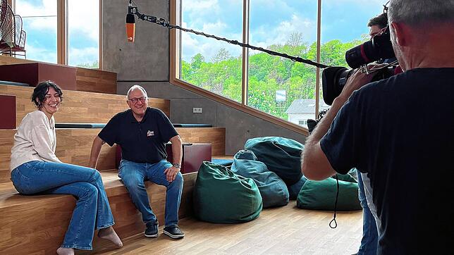 Plan-B-Reporterin Refiye Ellek im Interview mit Stefan Ruppaner. Eine Woche wurde an der Schule gedreht, der Film wird am heutigen ...