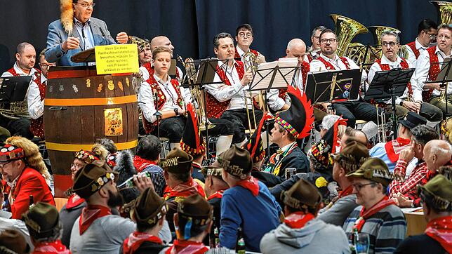 Ausgelassen war die Stimmung und unterhaltsam die Büttenreden beim Dreikönigs-Frühschoppen der Narrizella. Im Bild: Lothar Rapp in der Bütt.