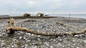 Hier stehen Bagger und Muldenkipper noch an der Argenmündung. Die Arbeiten an der einstigen Insel wurden inzwischen abgeschlossen