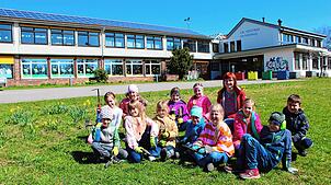 Großer Schulhof, keine beschatteten Sitzgelegenheiten. Die Schüler der Garten-AG sitzen mit Lehrerin Nancy Meissner in der prallen ...