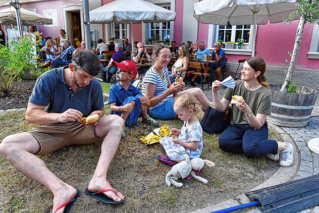 Bild 3: Donaueschingen genießt ausgelassen den Samstagabend beim Donauquellfest
