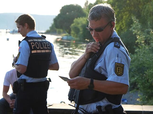 Martin Bartsch gleicht die Ausweise der Jugendlichen mit der Datenbank ab.