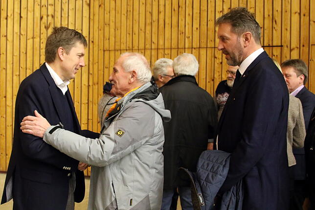 Bürgermeisterwahl Gemeinde Feldberg Zweiter Wahlgang 2019 Viele Glückwünsche durfte Johannes Albrecht (Bürgermeister Feldberg) nach der Bürgermeisterwahl Gemeinde Feldberg entgegennehmen