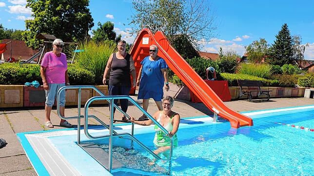 Täglich genießen Erika Rüninger (links) und Sandra Zwick (im Wasser) das kühle Nass im Wolterdinger Freibad. Der Förderverein SSFW mit ...