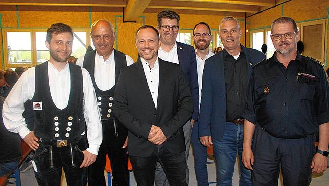 Sie freuen sich darüber, dass der Bau des Pfullendorfer Feuerwehrhauses voranschreitet (von links): Simon Künstle, Erwin Künstle, ...