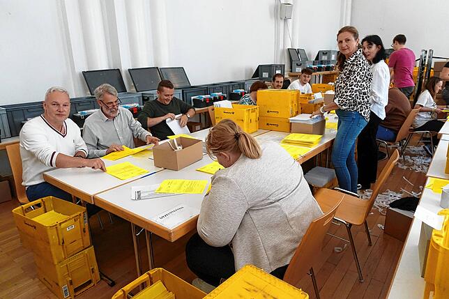 Mehrere Teams im Bürgersaal stellen die letzten Briefwahlunterlagen für die Vororte zusammen. Eigentlich sollte das ein Dienstleister ...